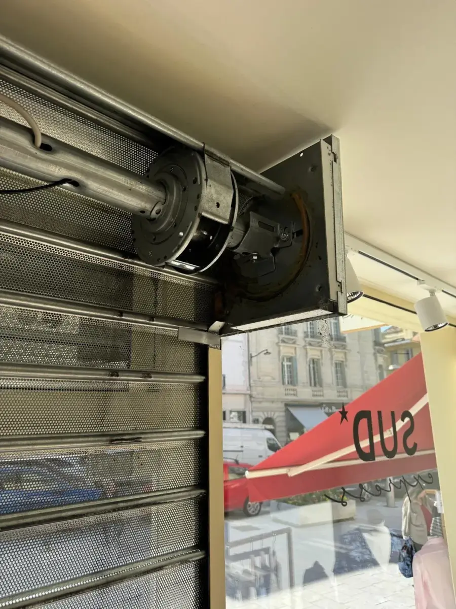 Motorisation de rideau métallique à Clamart